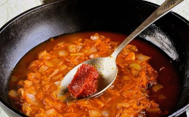 Мидии в томатном соусе с чесноком