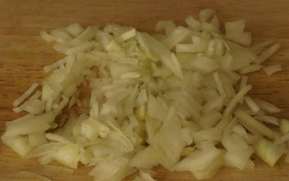 Очищенные мидии в сливочно-чесночном соусе на сковороде