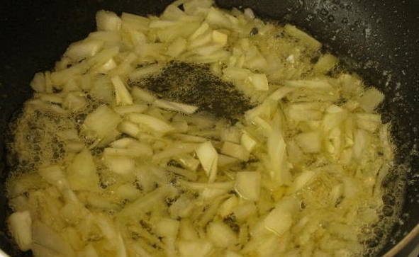 Очищенные мидии в сливочно-чесночном соусе на сковороде
