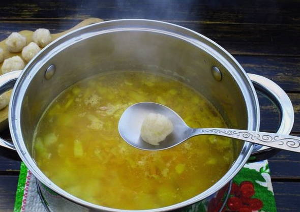 Сливочный суп с фрикадельками с плавленым сыром