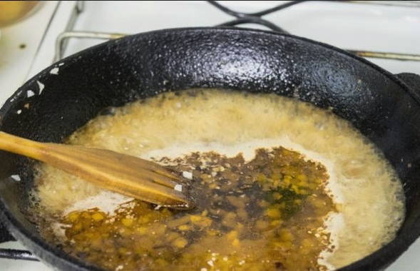 Креветки в сливочном соусе с чесноком со спагетти на сковороде