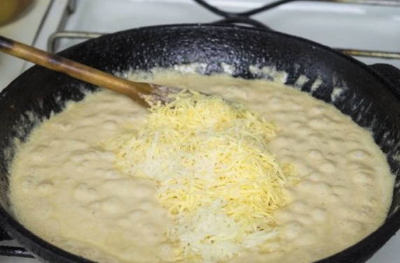 Креветки в сливочном соусе с чесноком со спагетти на сковороде