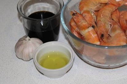 Жареные креветки на сковороде с чесноком с соевым соусом