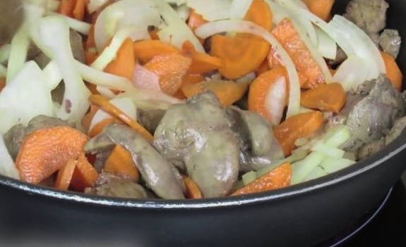 Паштет из куриной печени с морковью, луком и сливочным маслом
