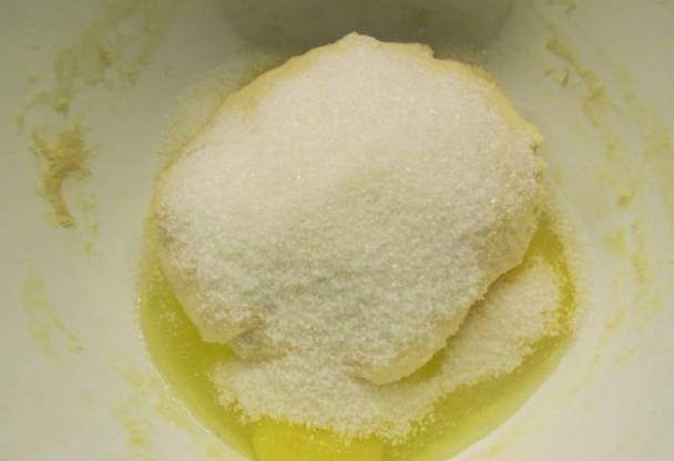 Булочки из дрожжевого теста с сахаром в духовке