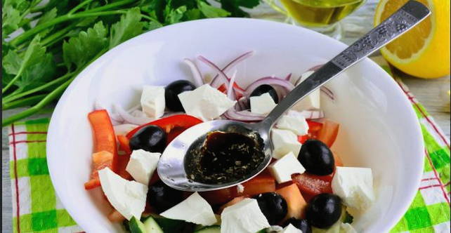 Готовим греческий салат с соевым соусом