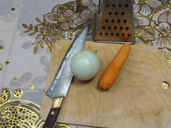 Пикша с луком и морковью на сковороде