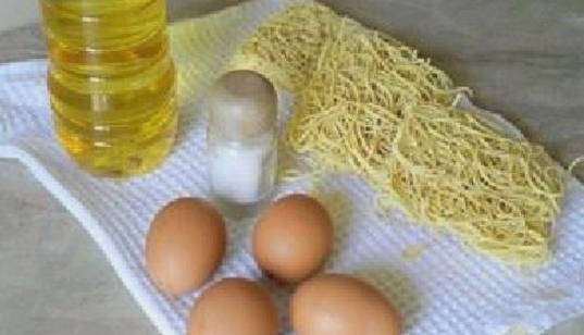 Лапшевник с яйцом на сковороде