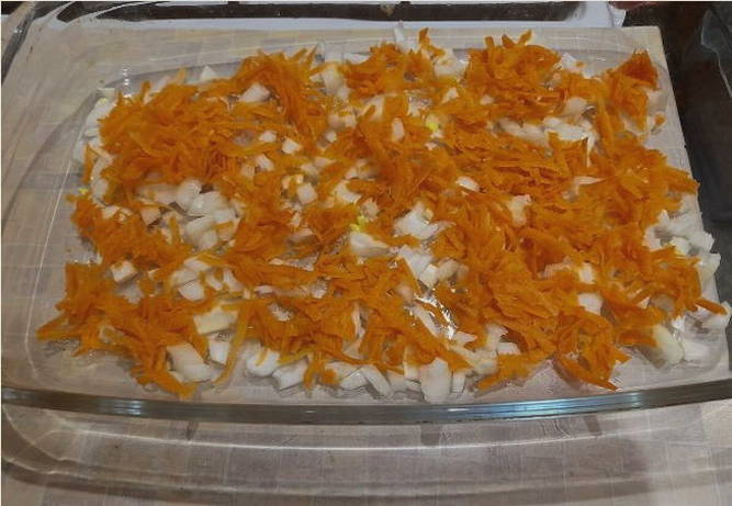 Пикша с луком и морковью в духовке