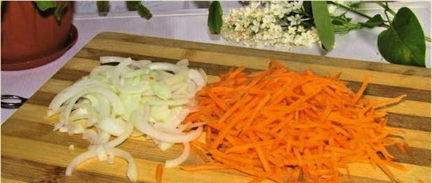 Судак с луком и морковью в духовке
