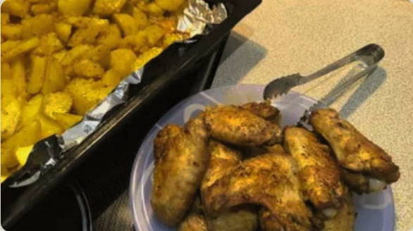 Куриные крылышки с картошкой на противне в духовке