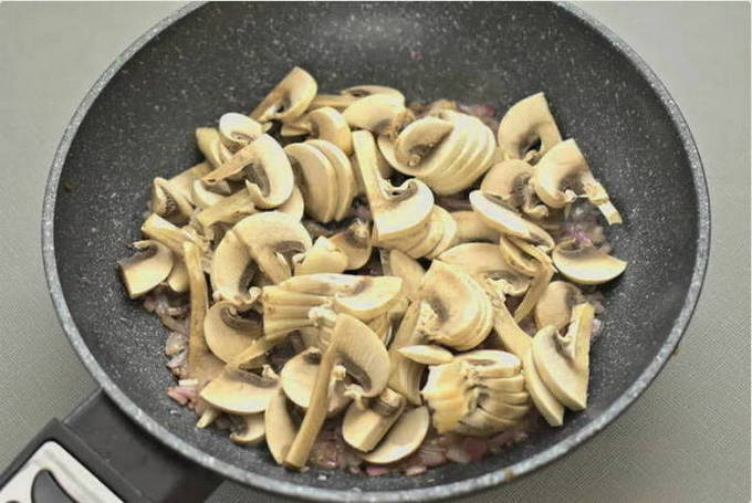 Гречка с грибами и луком на сковороде