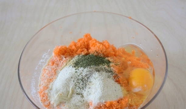 Морковные котлеты с манкой на сковороде