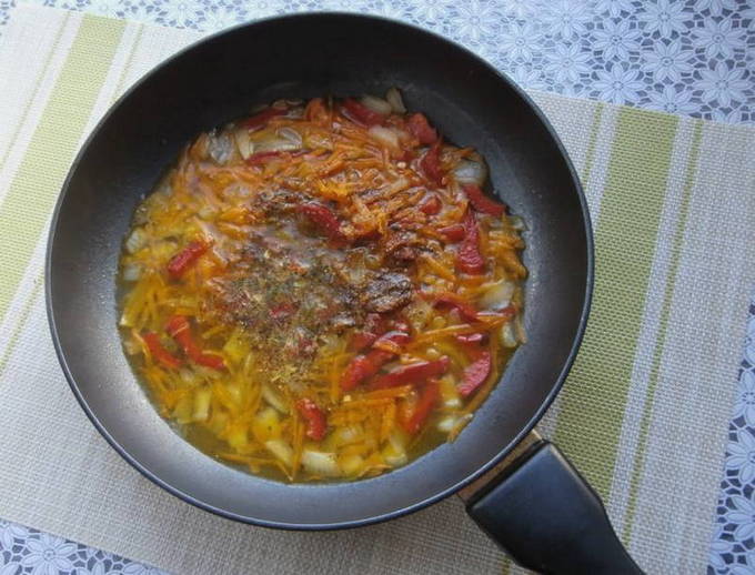 Фрикадельки в сметанном соусе на сковороде