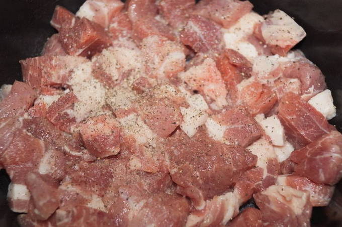 Тушеная картошка со свининой в мультиварке