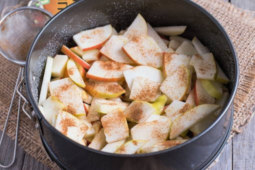 Тесто для шарлотки с яблоками