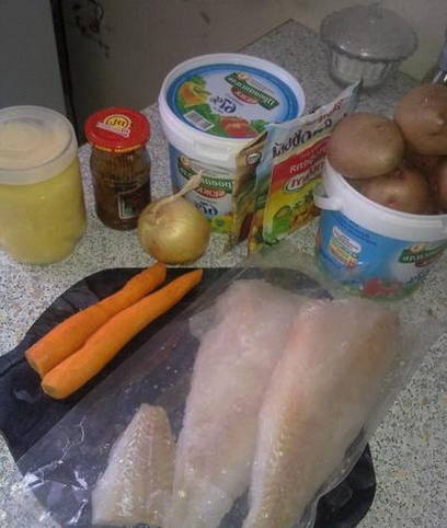 Минтай с картошкой, луком, морковью и майонезом в духовке
