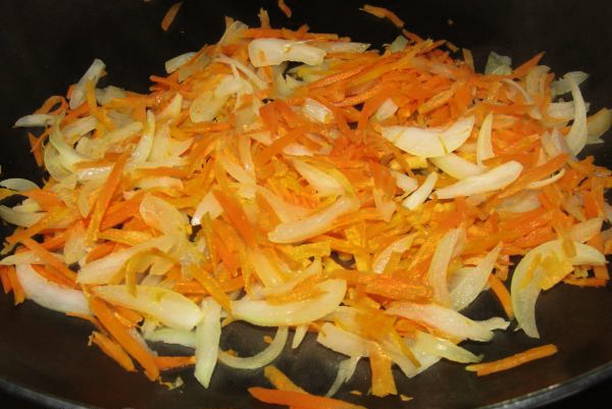 Минтай с картошкой, луком и морковью в духовке