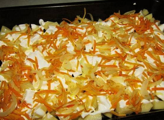 Минтай с картошкой, луком и морковью в духовке
