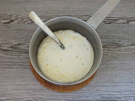 Пикша в сметанном соусе на сковороде
