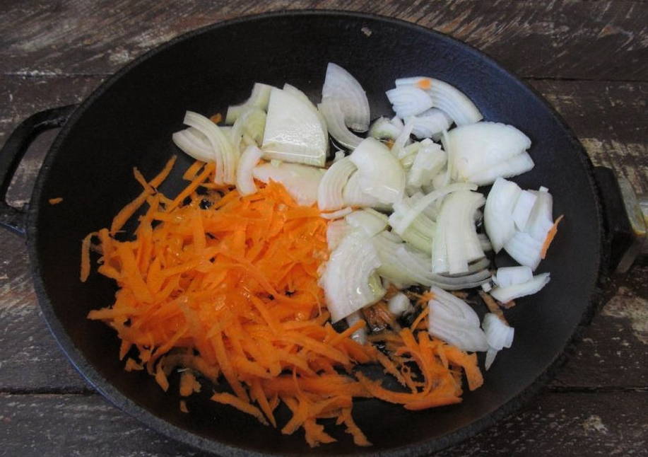 Филе минтая с луком, морковью и майонезом в духовке