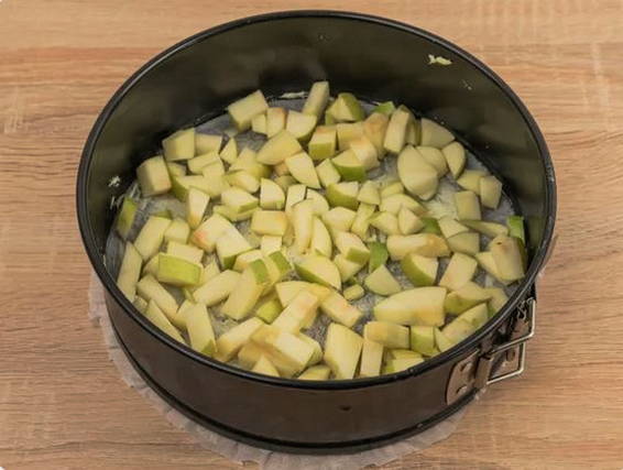 Заливной пирог с яблоками в духовке