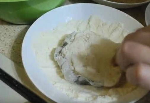 Стейк замороженной зубатки на сковороде