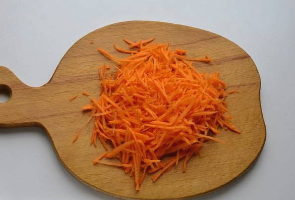 Минтай с луком, морковью и сметаной в духовке