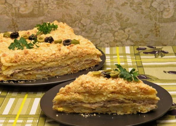 Торт Наполеон из коржей с рыбными консервами