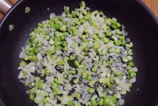 Кальмары с овощами на сковороде