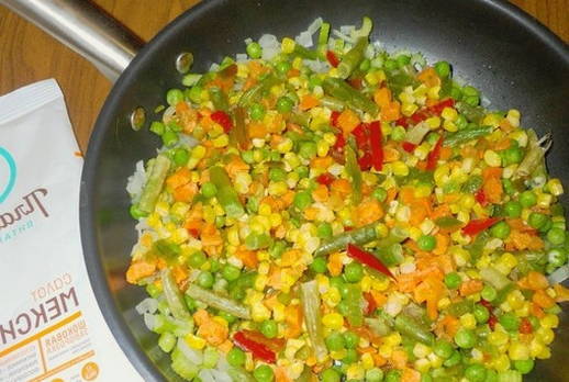 Кальмары с овощами на сковороде