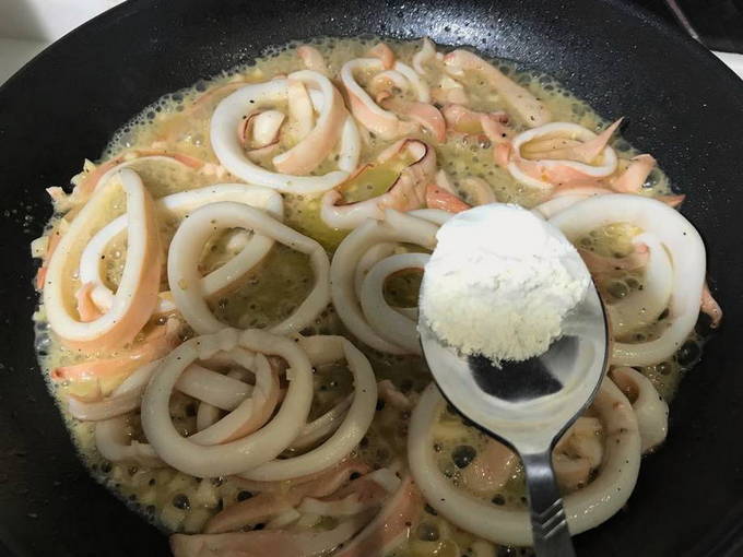 Кальмары в сливочном соусе на сковороде