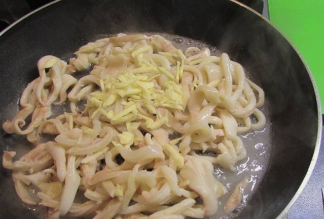 Жареные кальмары с чесноком на сковороде