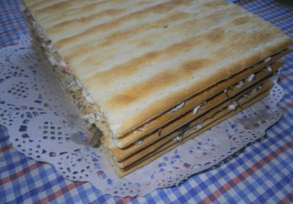 Закусочный торт из слоеных коржей готовых рецепт с фото