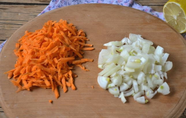 Скумбрия с луком и морковью в фольге в духовке