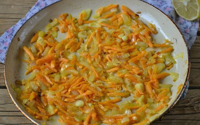 Скумбрия с луком и морковью в фольге в духовке