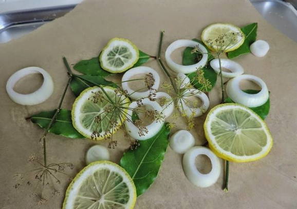 Скумбрия с лимоном в духовке