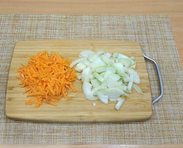 Минтай в майонезе с луком и морковью на сковороде