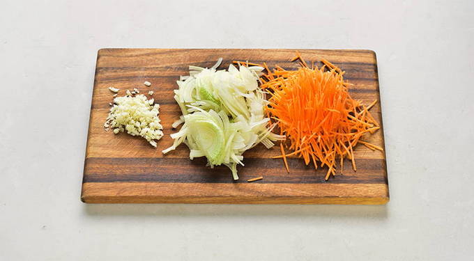 Минтай в сметане с луком и морковью на сковороде