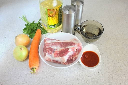 Поджарка из свинины с луком, морковью и томатной пастой