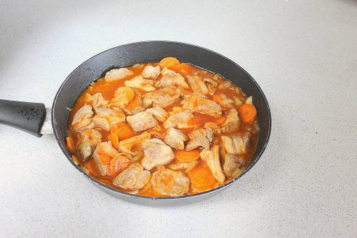 Поджарка из свинины с луком, морковью и томатной пастой