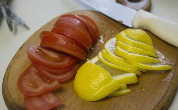 Скумбрия с луком и помидорами в духовке
