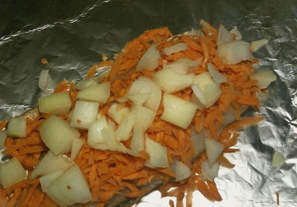 Треска с луком и морковью в духовке