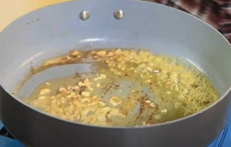 Семга со шпинатом на сковороде