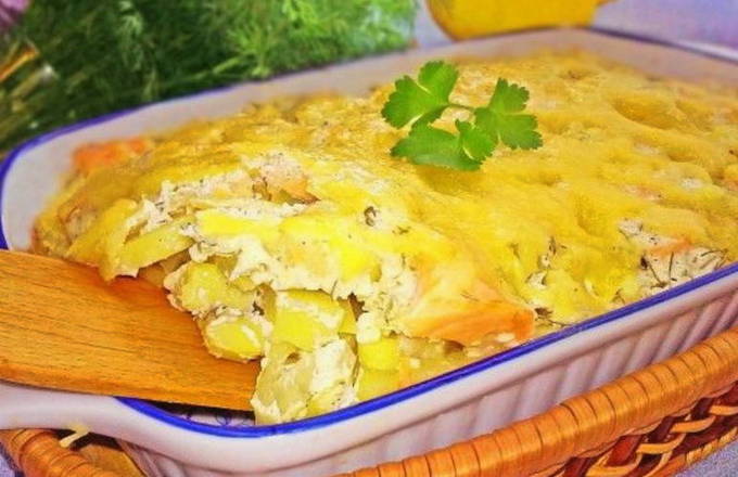 Рыба с картошкой и сметаной в горшочках в духовке: простой рецепт - Лайфхакер