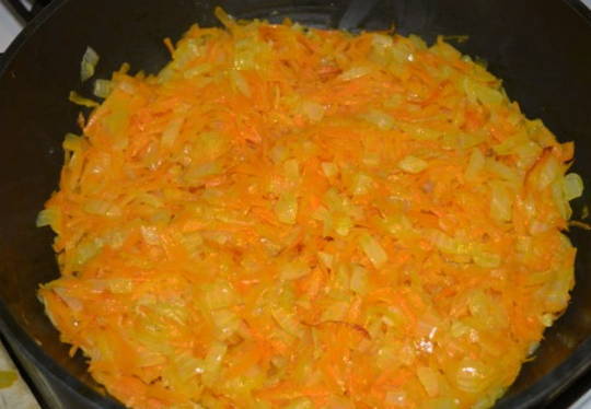 Треска с луком и морковью на сковороде