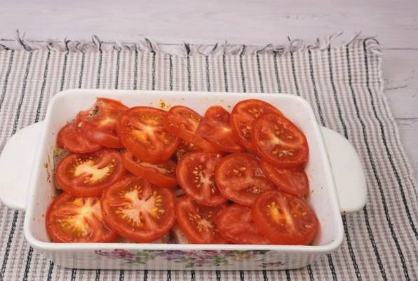 Треска с помидорами в духовке