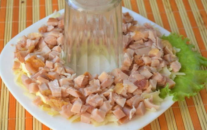 Гранатовый салат с копченой курицей