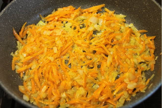 Тушеный минтай в сметане с морковью и луком на сковороде