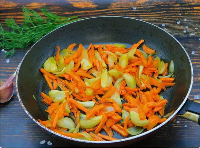 Филе минтая в сметане с морковью и луком на сковороде